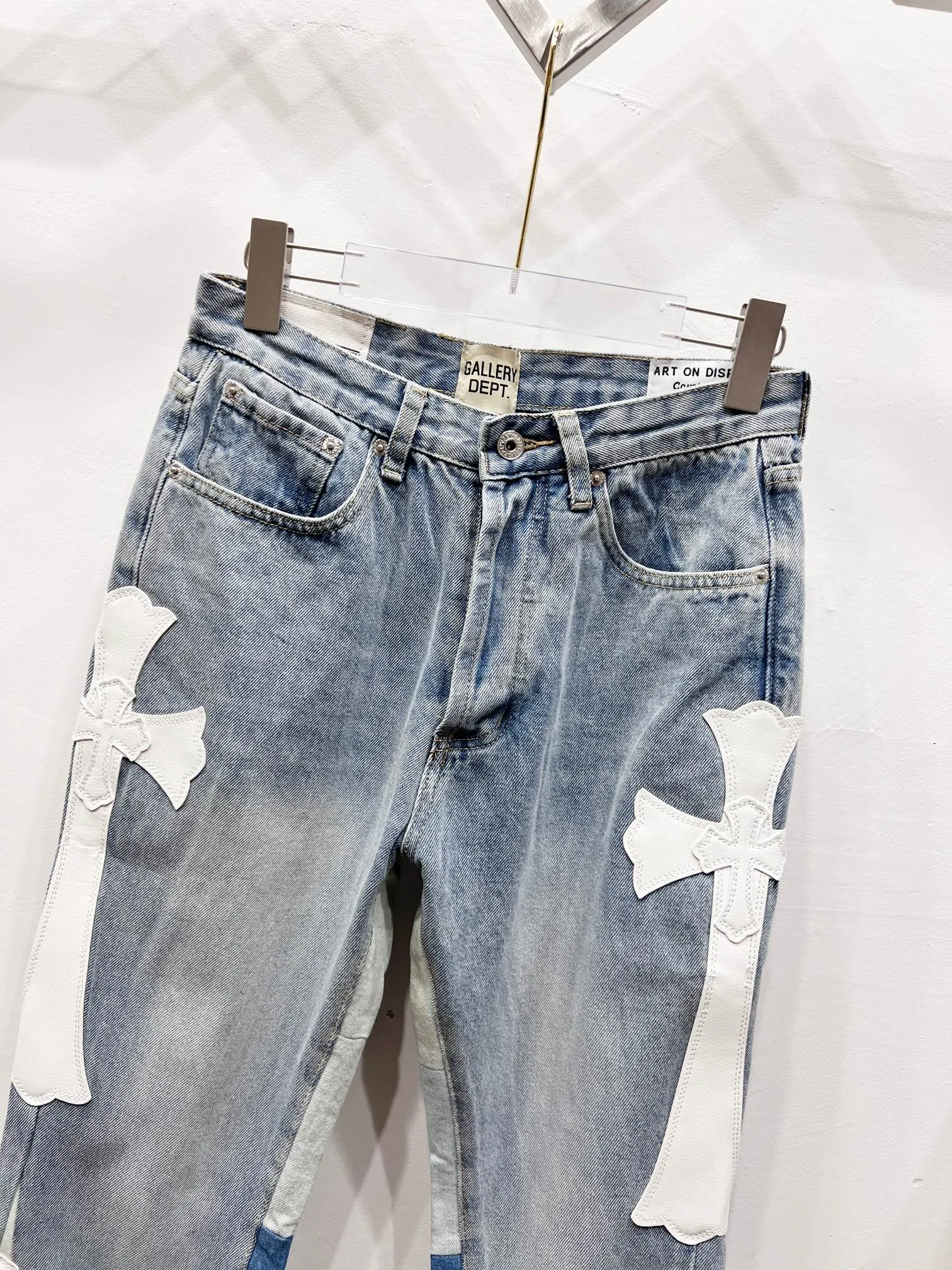 P290 Style number: (c060) GALLERY DEPT. Vintage multi-leather spliced cross loose washed flared jeans - truly restore the ultimate texture of Vintage - original hardware accessories, washed and other elevators, QR code analysis are all purchased from the original factory, high degree of restoration, welcome to compare with a certain product~ - three-dimensional version, loose and comfortable, not picky about the figure, taller and slimmer, factory Seiko, original quality control, same style for men and women, can be matched with couples, versatile recommendation, must-have jeans for all seasons Size: 28-30-32-34-36 Color: blue
